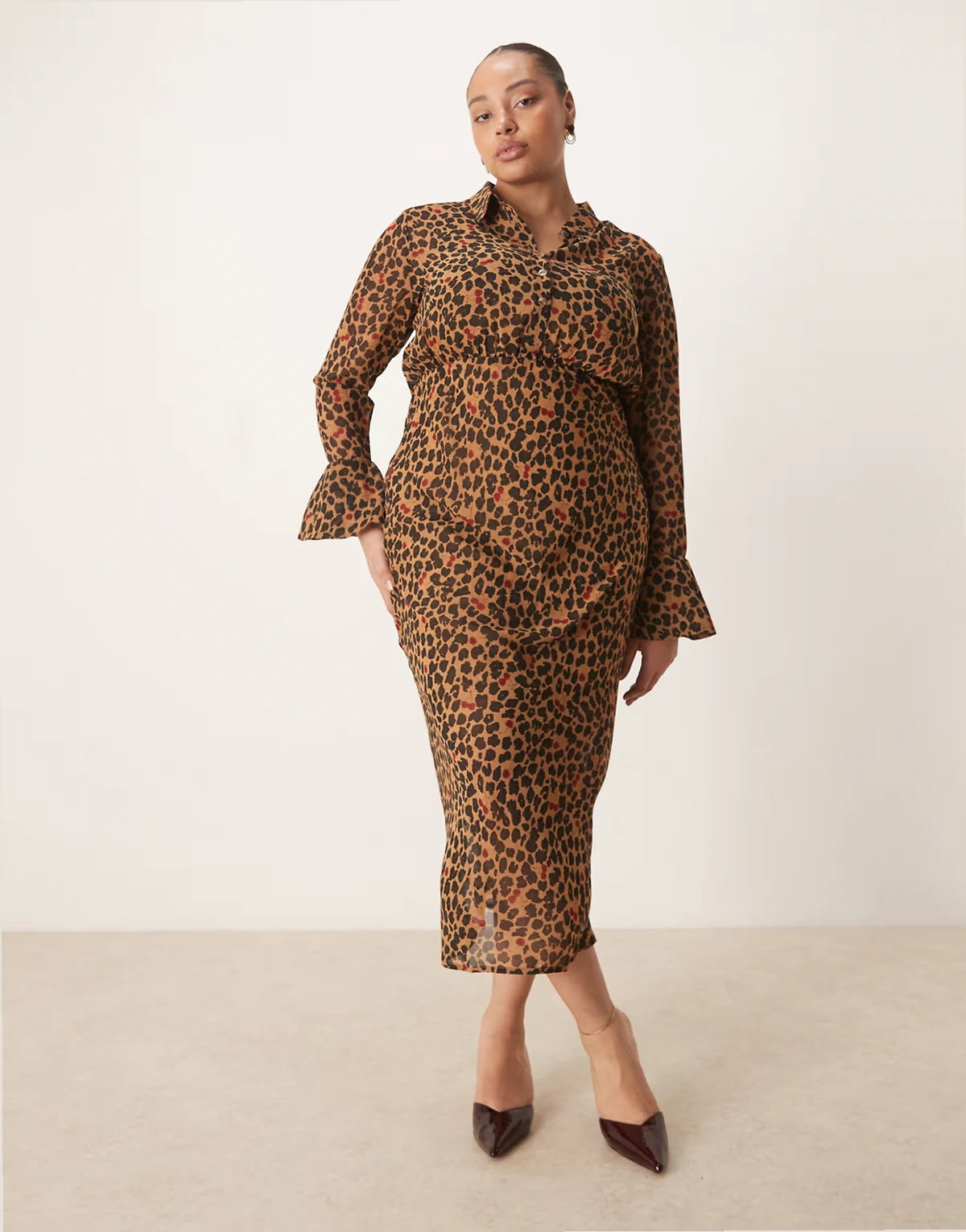 Never Fully Dressed Curve – Mia – Midaxi-Hemdblusenkleid mit Kirsch- und Leopardenmuster