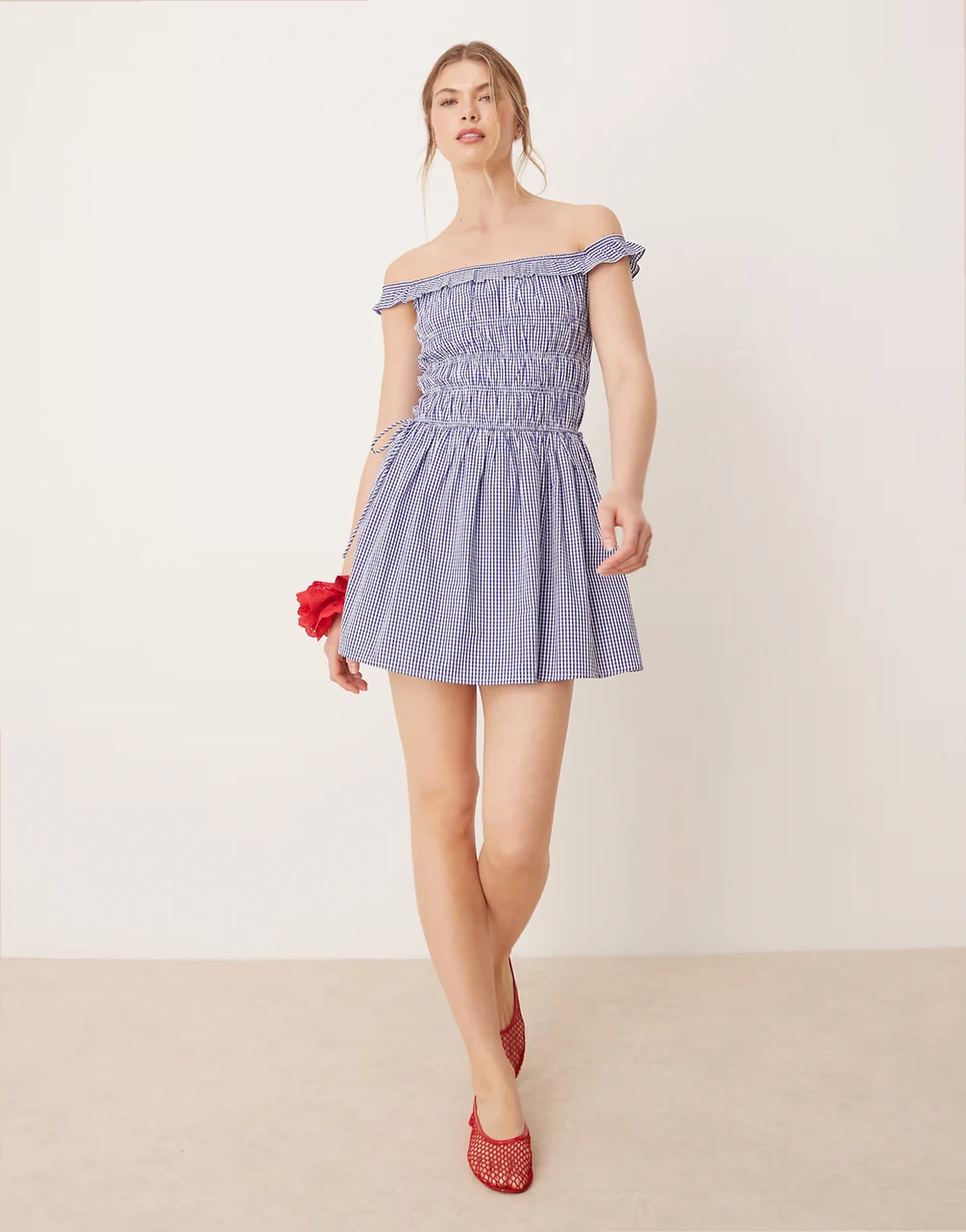 – Gesmoktes, schulterfreies Minikleid mit blauem Vichy-Karo