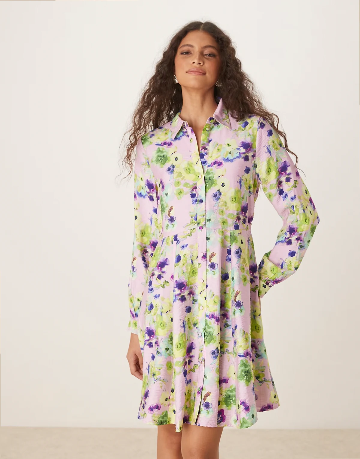 – Mini-Hemdblusenkleid in blassem Flieder mit schwingendem Saum mit Blumenmuster