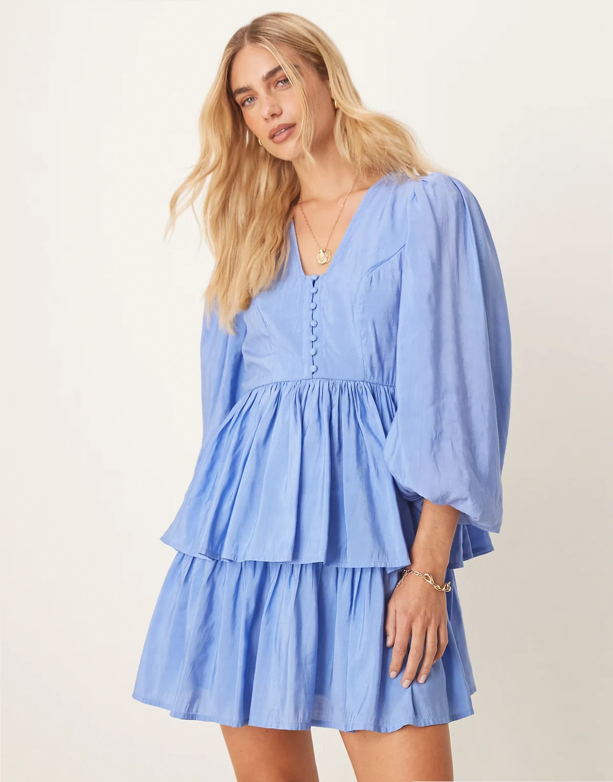 – Kurzes Boho-Kleid in Provence-Blau mit Puffärmeln und Knopfleiste