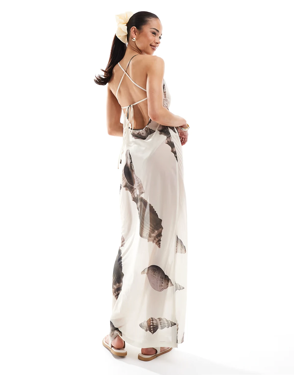 4th & Reckless – Maxi-Strandkleid aus Netzstoff in Cremeweiß mit Wasserfallausschnitt, gebundenem Rückenausschnitt und Muschelmuster
