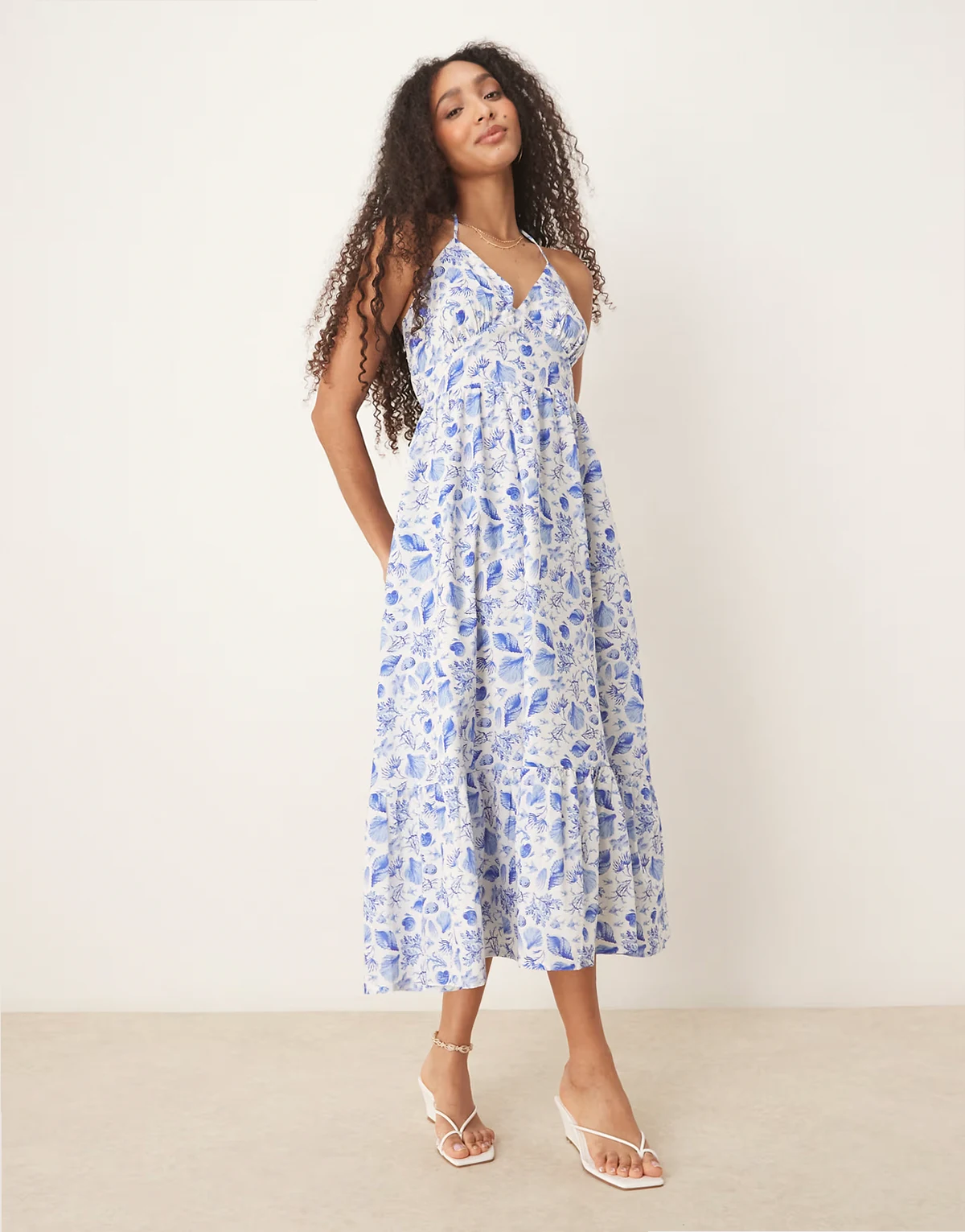 – Bellerose – Sukienka midi z dekoltem halter w niebieski wzór w muszelki