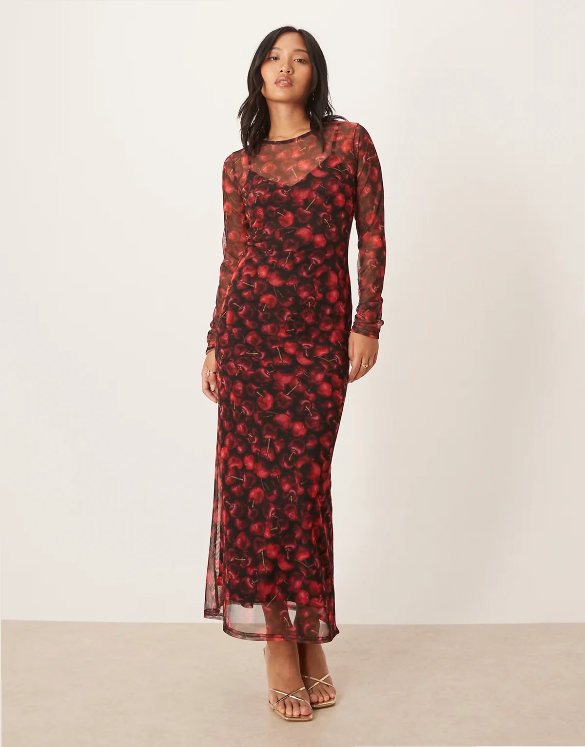 Petite – Siateczkowa sukienka maxi w czerwone wiśnie