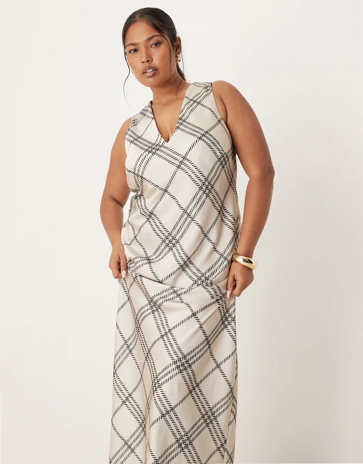 ASOS DESIGN Curve – Satynowa sukienka midi na ramiączkach z dekoltem w szpic w biało-czarną kratkę