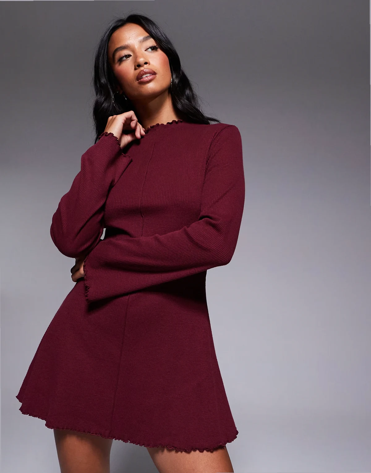 ASOS DESIGN Petite – Geripptes, langärmliges Minikleid in Burgunderrot mit Kräuselsaum