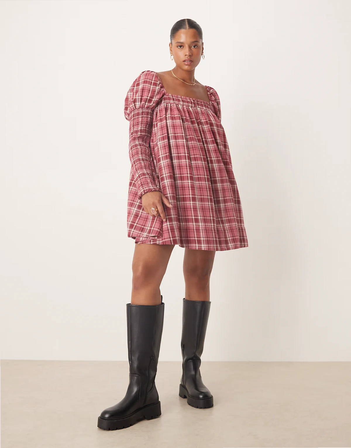 ASOS DESIGN Curve – Marszczona sukienka mini w stylu babydoll z dekoltem karo w kratkę