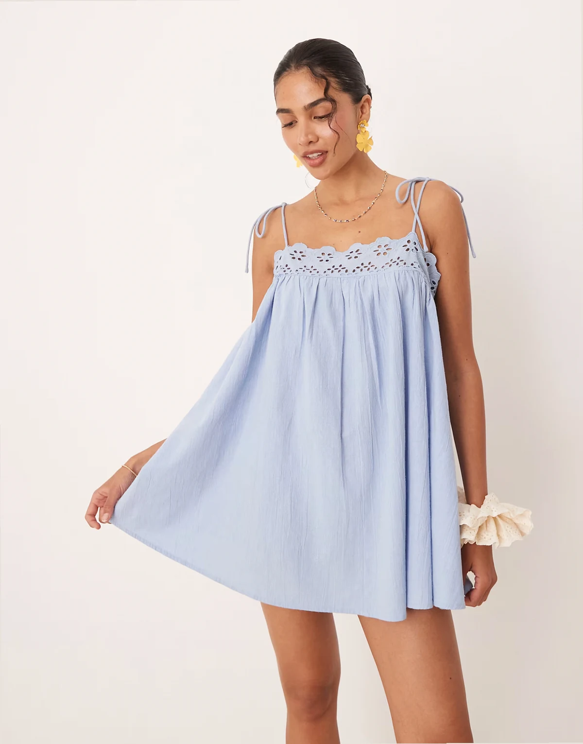 – Fern – Mini-Strandkleid in Eisblau mit Lochstickereibesatz