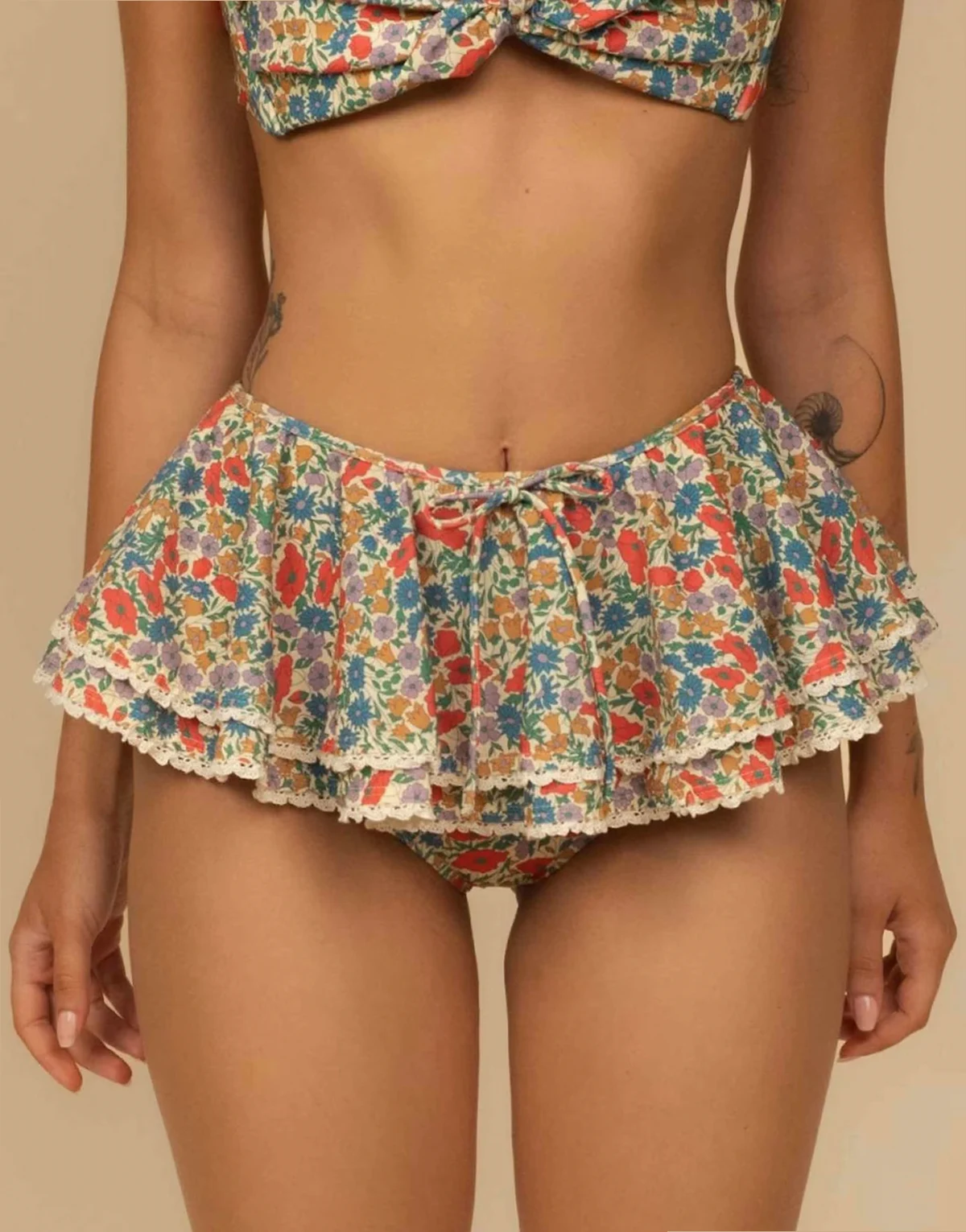 ruffle hot short with trim in florencia floral