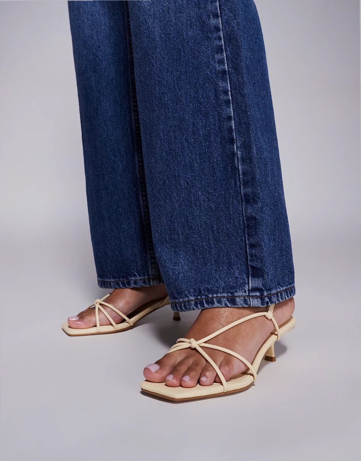 SIMMI London – Hanah – Pastelowożółte buty z paseczków na obcasach-kaczuszkach z kwadratowymi noskami