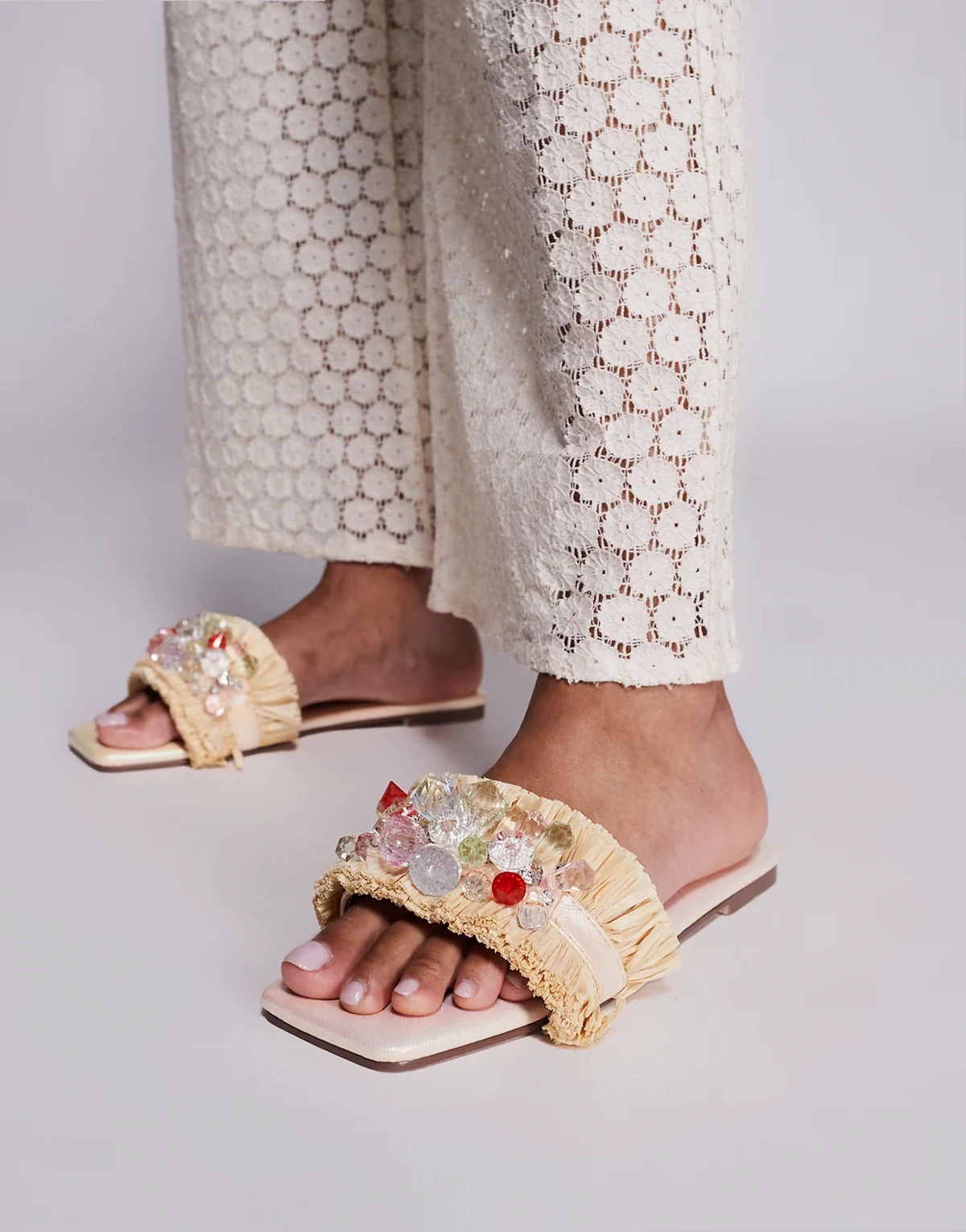 SIMMI London – Lamar – Płaskie beżowe sandały ze zdobionymi paskami