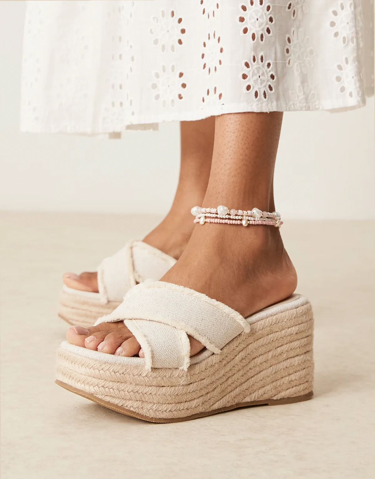 Wide Fit – Twirl – Klapki na koturnach ze skrzyżowanymi paskami w kolorze naturalnym