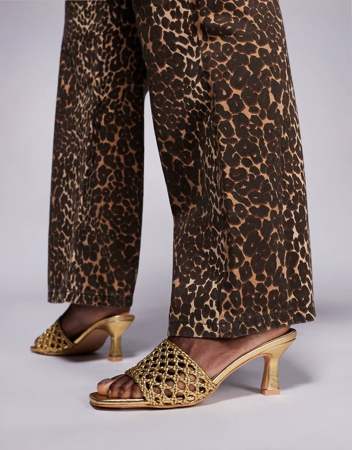 – Maribelle – Gewebte Pantoletten in Gold mit Kitten-Absatz