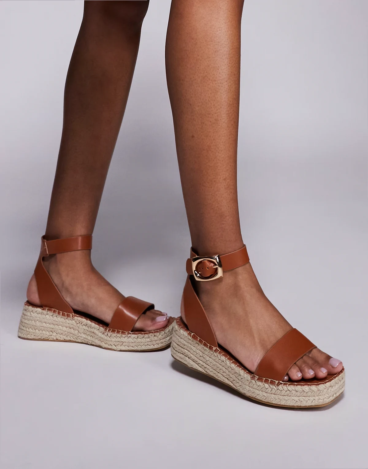 – Zweiteilige Espadrilles-Sandalen aus Leinen in Hellbraun