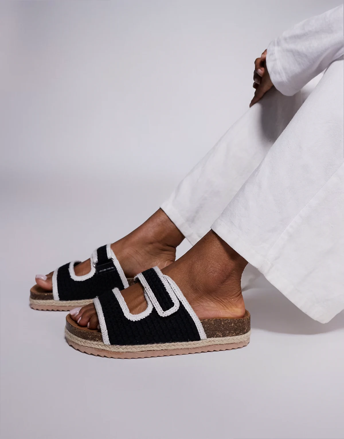 – Espadrilles-Sandalen in Schwarz mit gehäkeltem Obermaterial und zwei Riemen