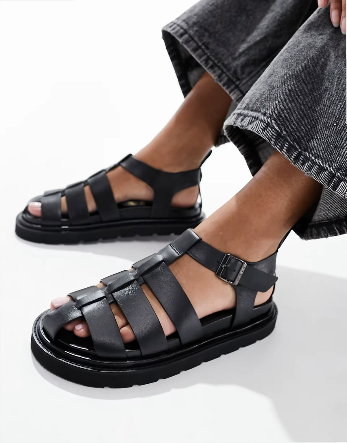 – Budapest – Czarne sandały typu fisherman