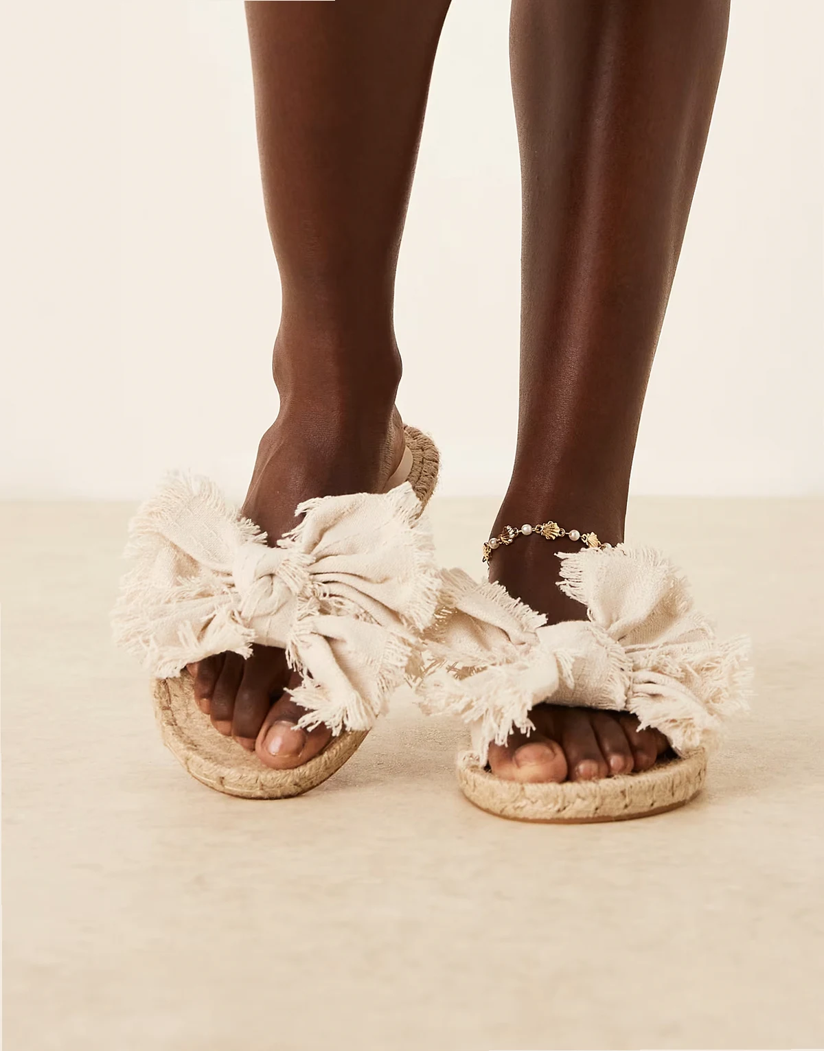 Wide Fit – Jem – Sandały espadryle z kokardkami w naturalnym kolorze