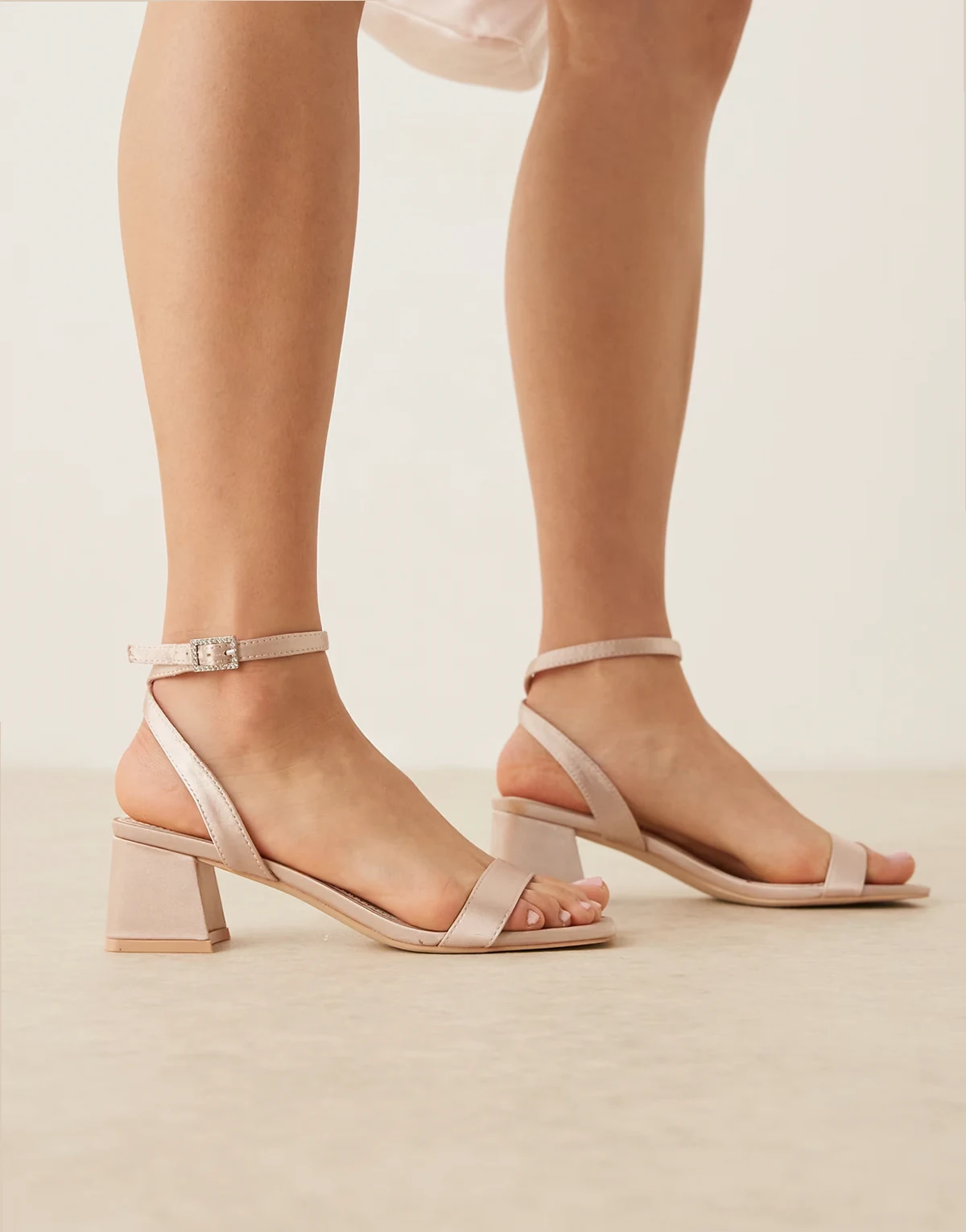 – Ruhi – Pudroworóżowe sandały na niskim obcasie klockowym
