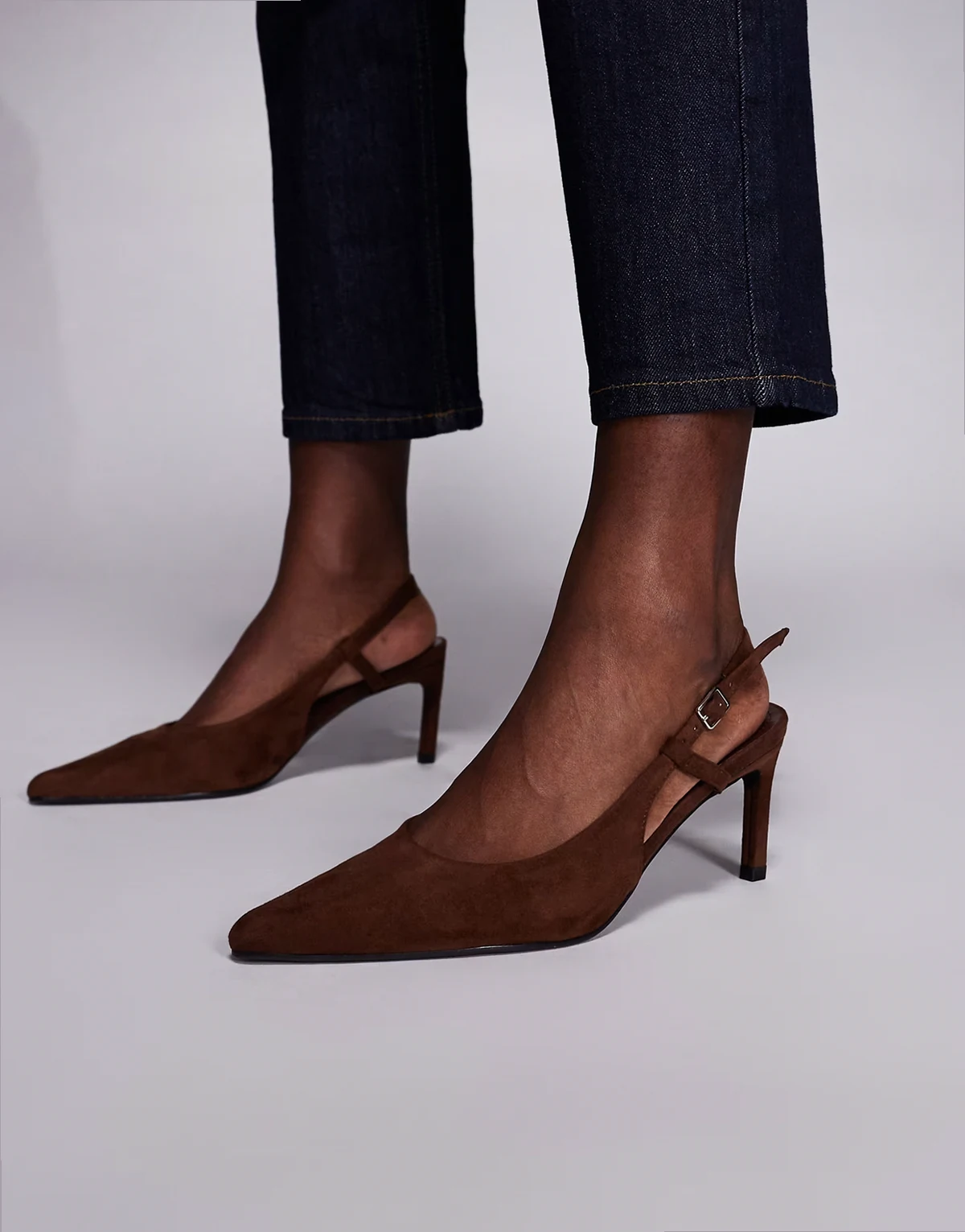 – Brązowe buty na kaczuszce, z paskiem za piętą, z imitacji zamszu