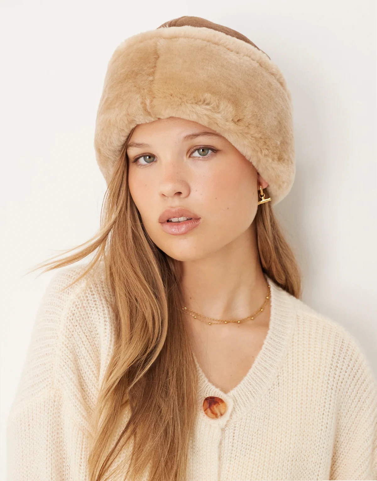 dora shearling hat in tan