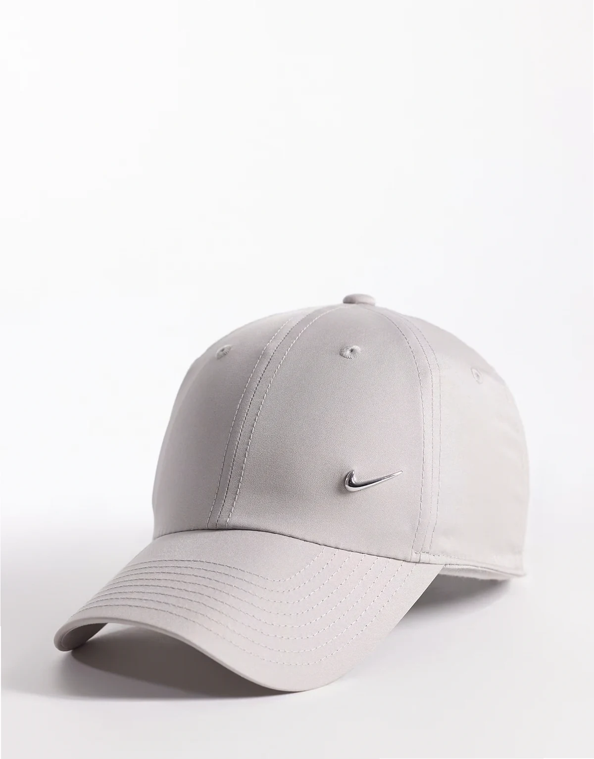 Club cap with metallic swoosh in gray and silver tone