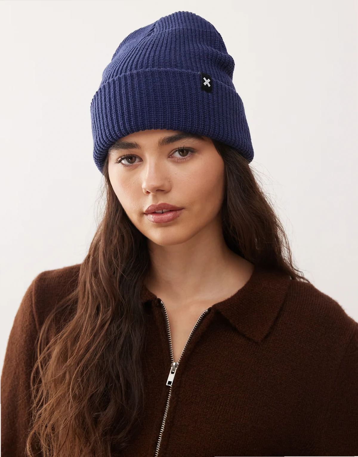 – Strickmütze in Marineblau mit Logo