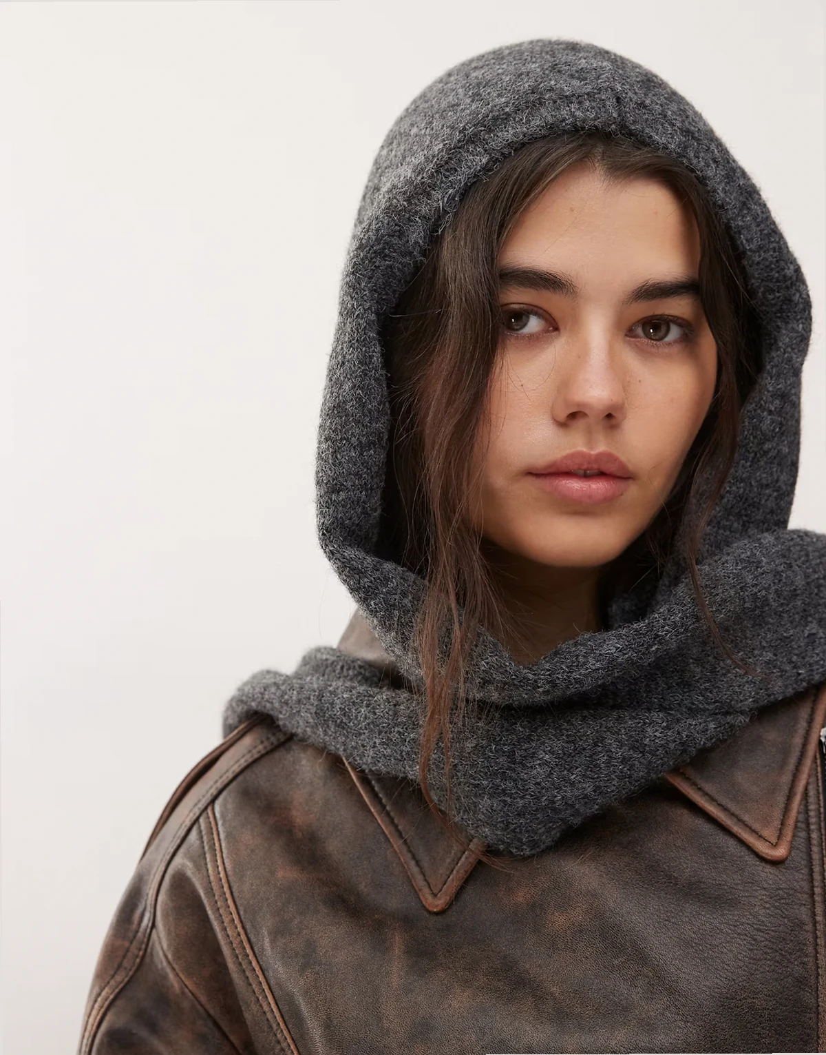 – Schal in Dunkelgrau meliert mit Kapuze