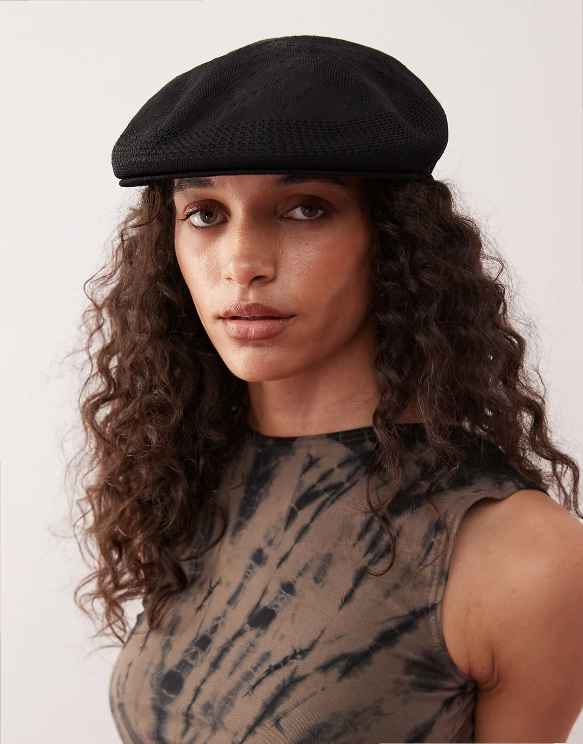 – Kappe in Schwarz mit Umschlag mit Logo