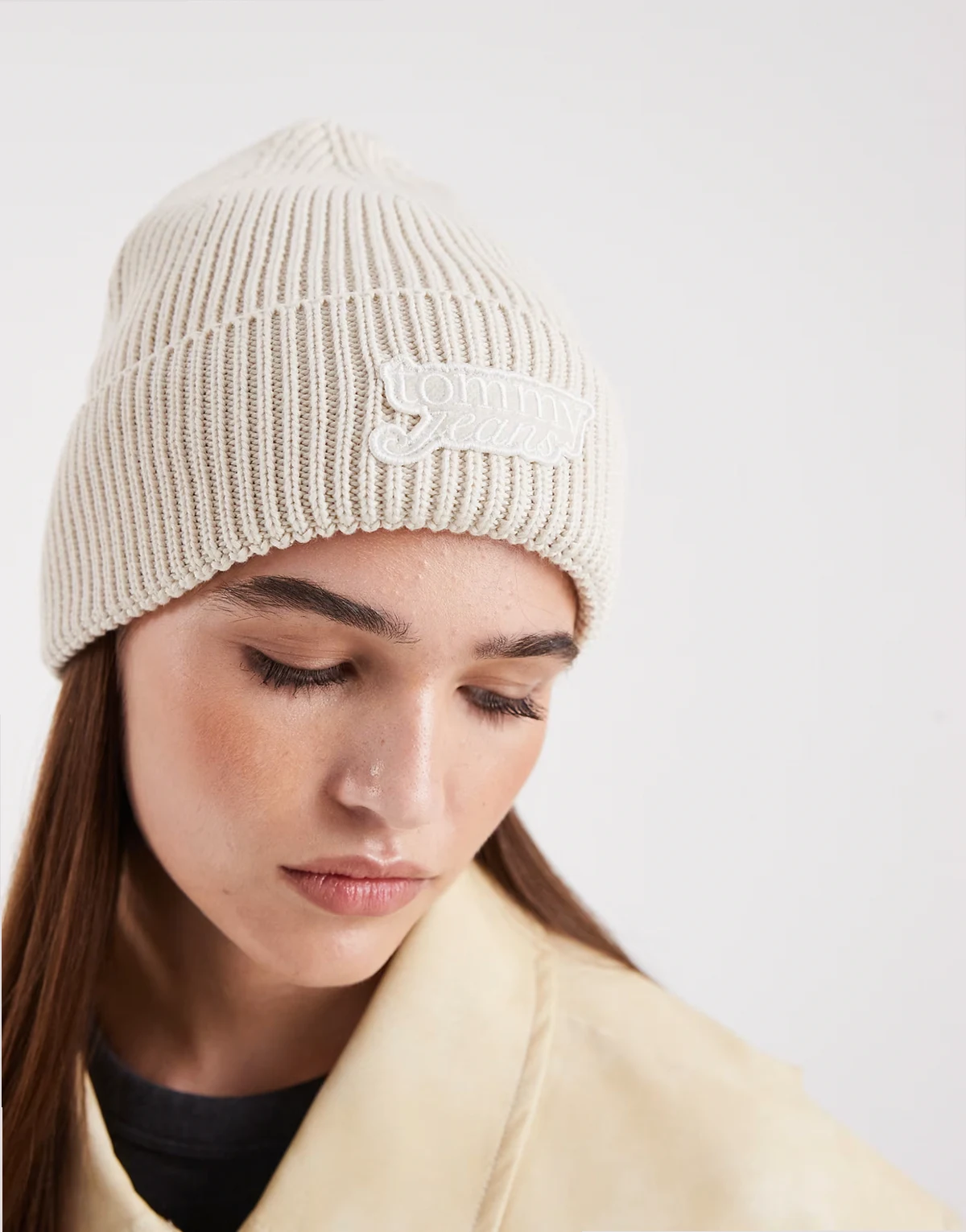 – Strickmütze in Ecru mit gesticktem Schriftzug-Logo