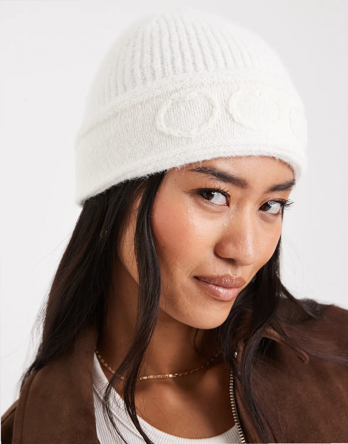 – Strickmütze in Cremeweiß mit Herzstickerei