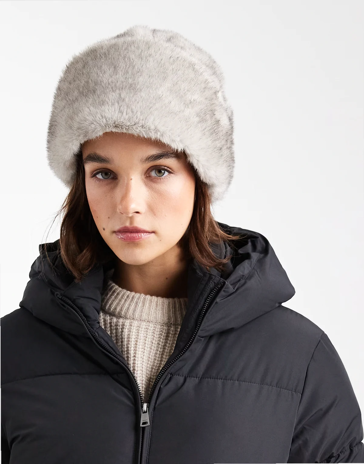 – Flauschiger Anglerhut aus Kunstpelz in Beige