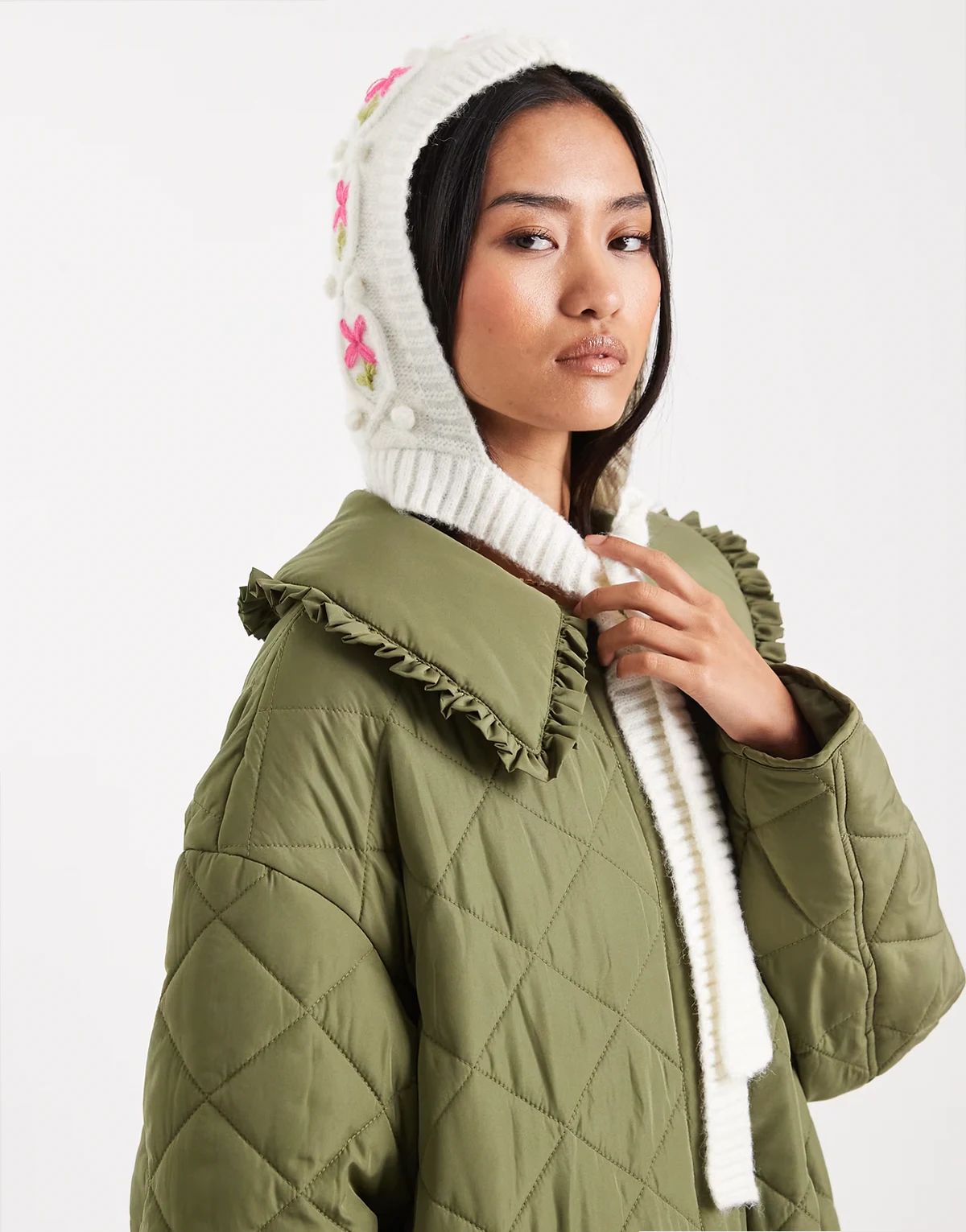 – Strickhaube in Creme mit Zopfmuster und Stickerei