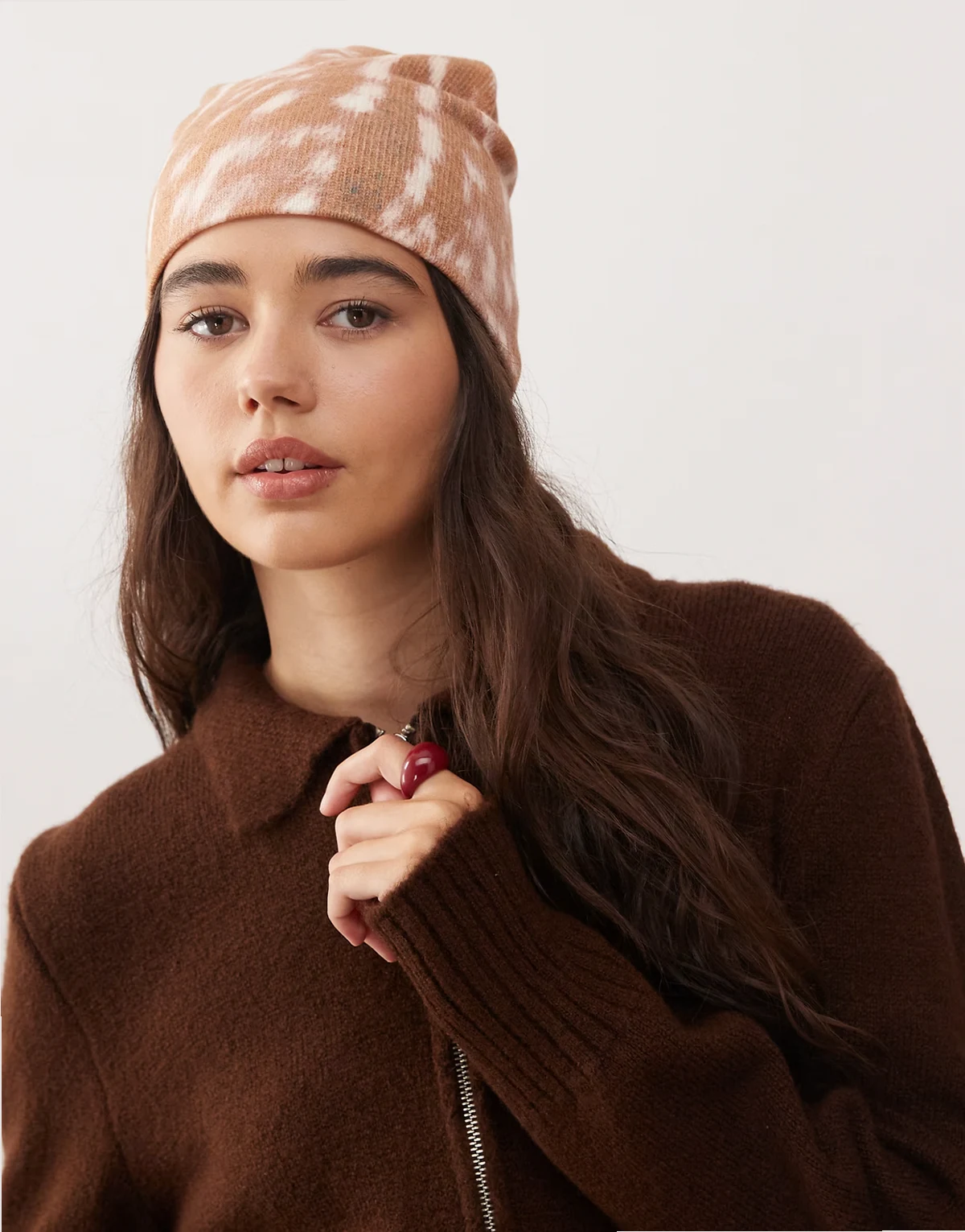 – Mehrfarbige Strickmütze mit Rehfellmuster