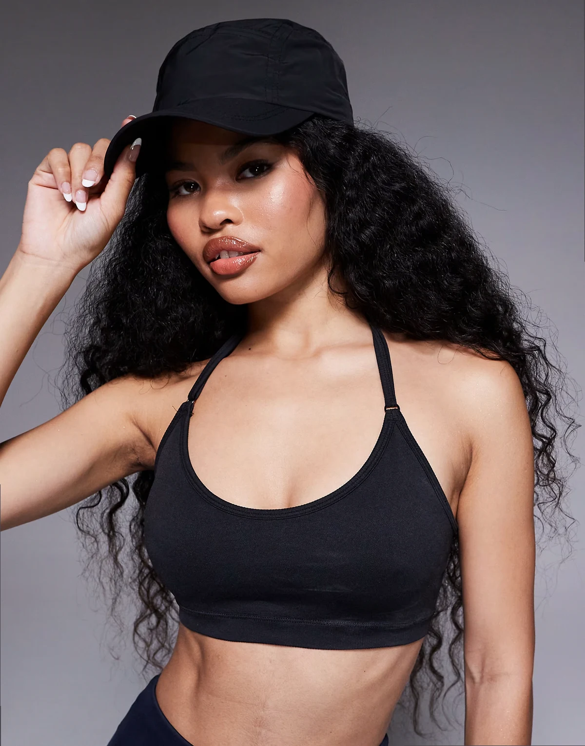 – Laufkappe in Schwarz mit verstellbarem Knebelverschluss