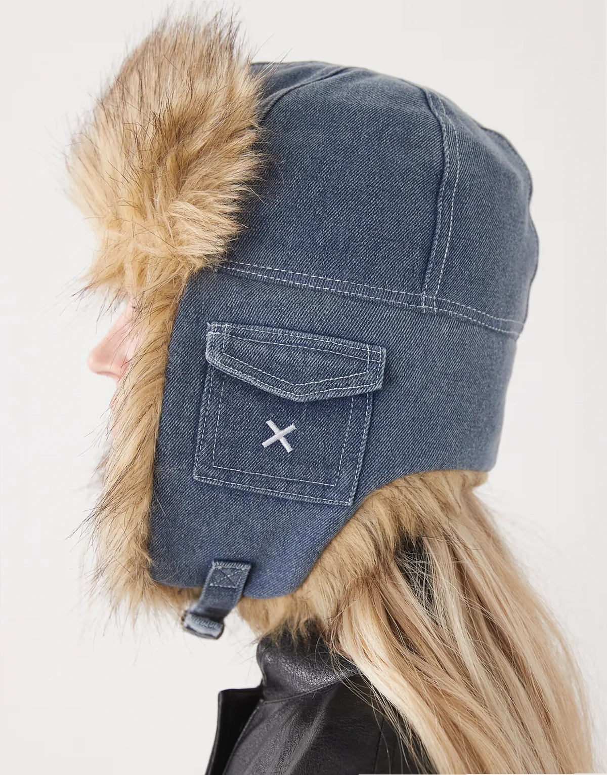 – Vintage-Trappermütze aus Denim in mittelblauer Waschung mit Besatz aus Kunstpelz