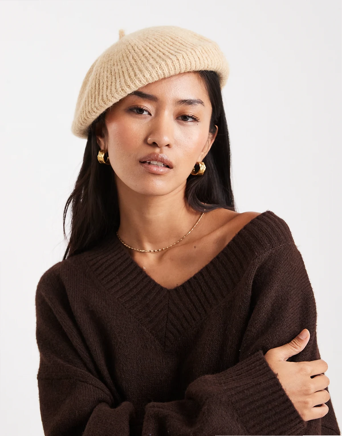 – Gestrickte Baskenmütze in Kamelbeige