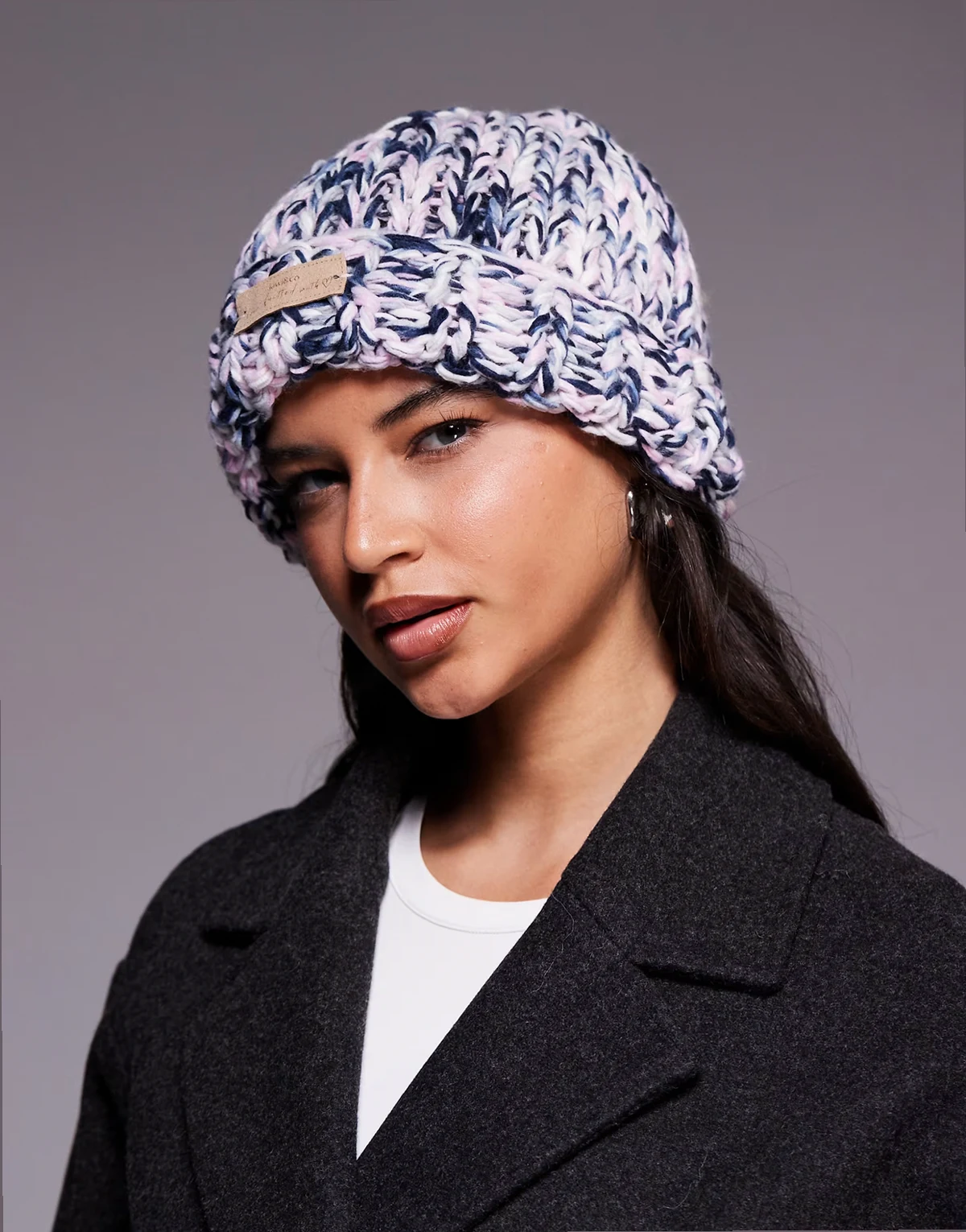 – Love Note – Handgestrickte Grobstrickmütze in meliertem Flieder