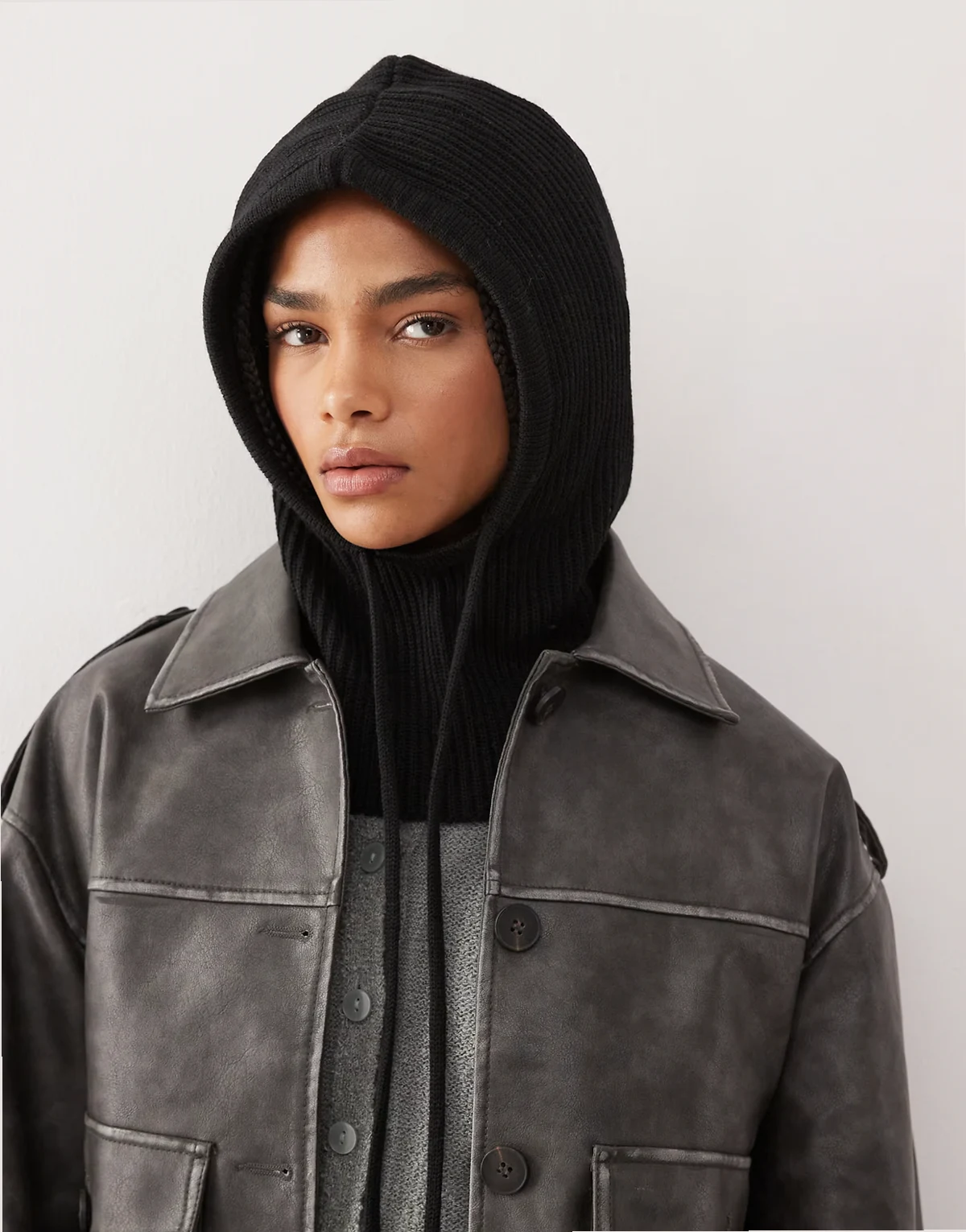 – Gestrickte Balaklava-Kapuze in Schwarz