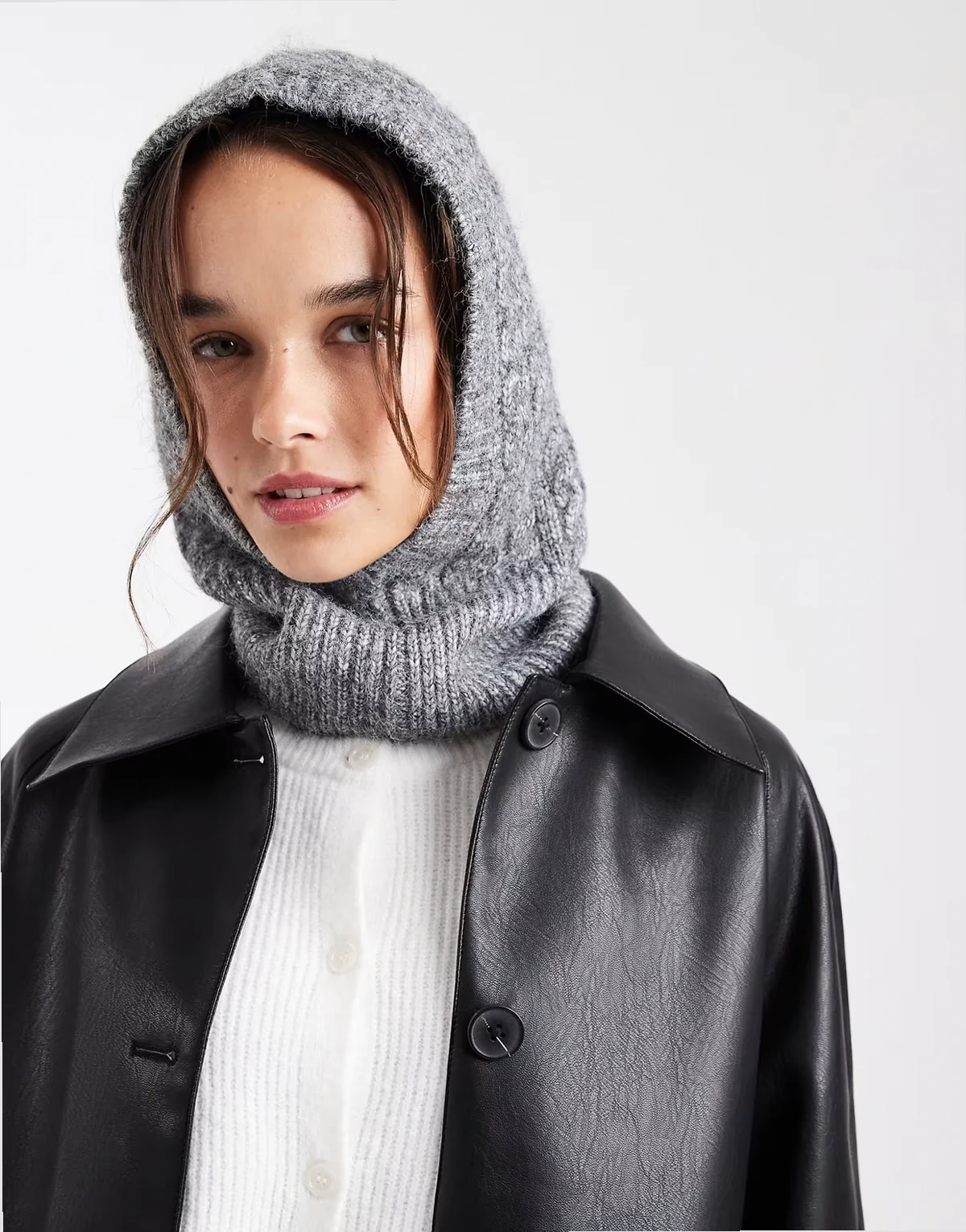 – Balaclava aus Strick in meliertem Dunkelgrau mit Zopfmuster