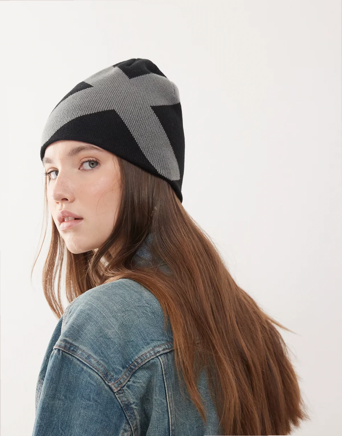 – Czarna czapka beanie w stylu skater z dużym logo X