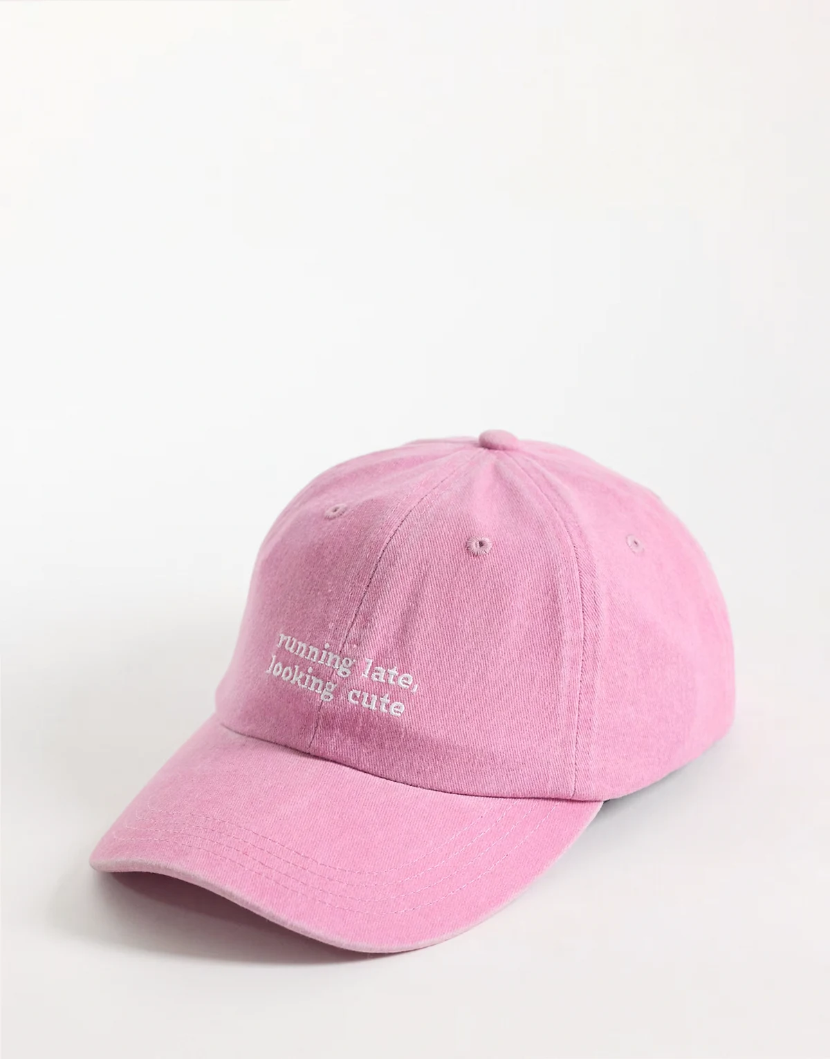 – Kappe in verwaschenem Rosa mit „Running Late“-Schriftzug