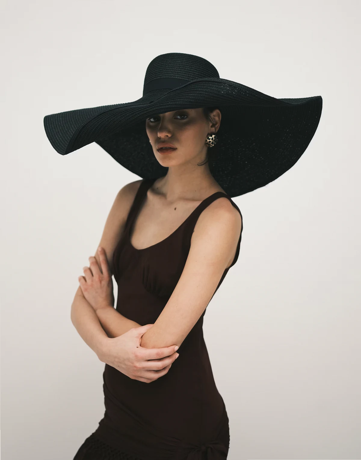 oversized straw hat in black