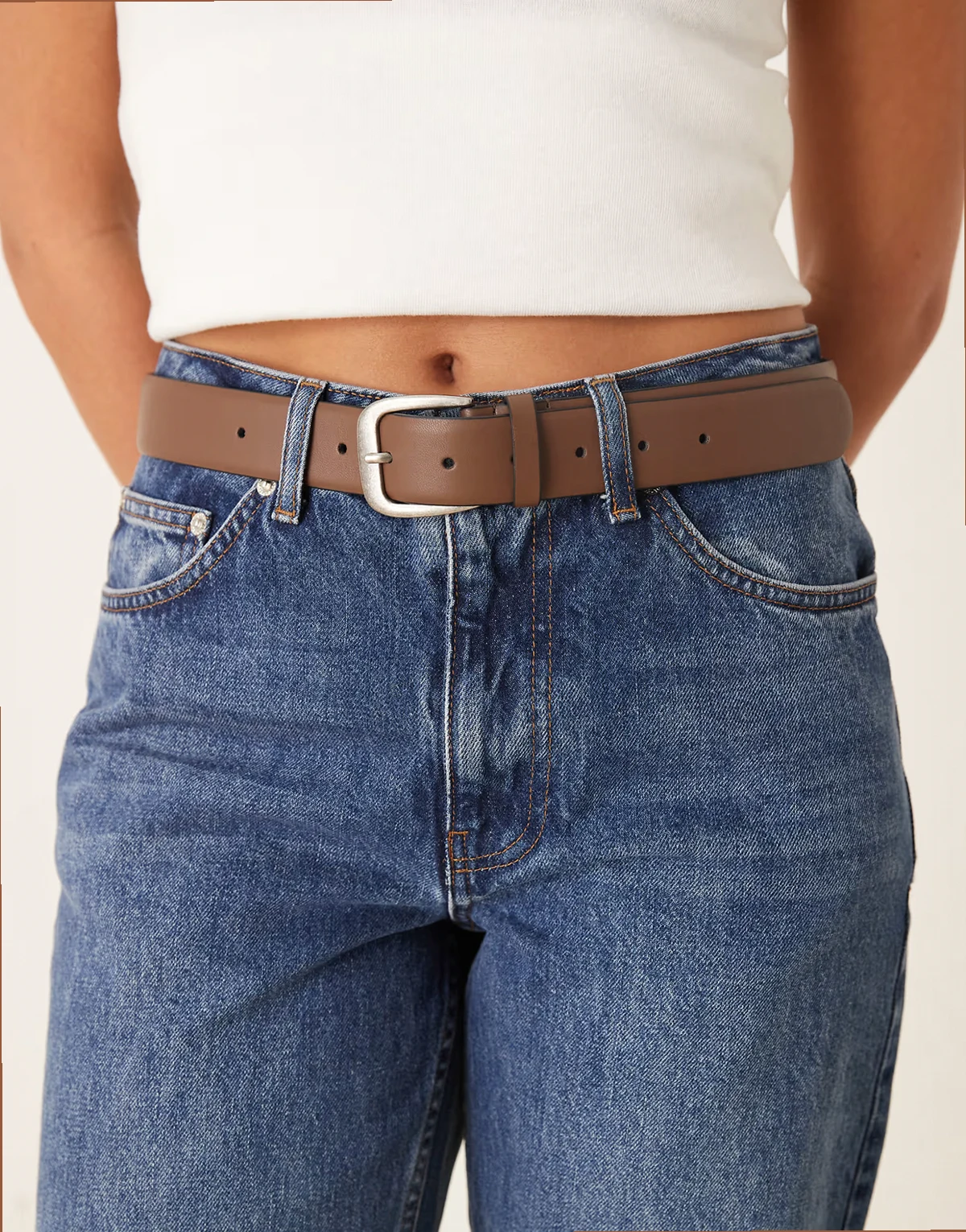 – Klassischer Jeansgürtel für Taille und Hüfte in Schokobraun und Antik-Silber mit Schnalle