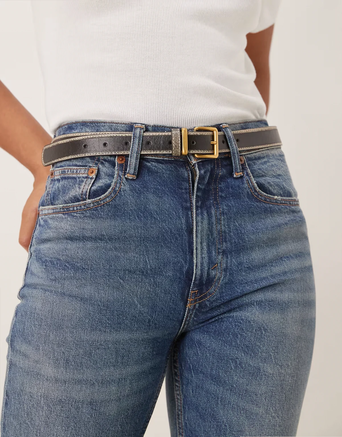 – Taillen- und Hüftgürtel in Used-Schwarz mit eckiger, goldfarbener Schnalle