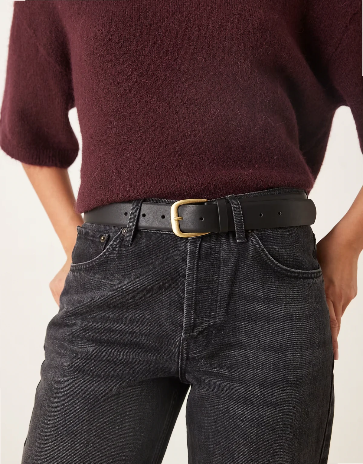 – Klasyczny czarny pasek do jeansów na talię i biodra z klamrą w kolorze antycznego złota