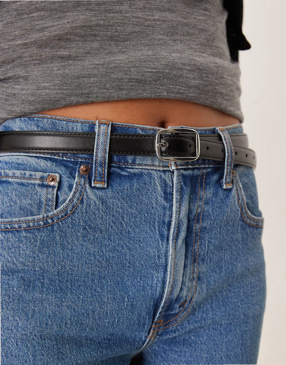 – Hüftgürtel in Schwarz mit silberner Schnalle