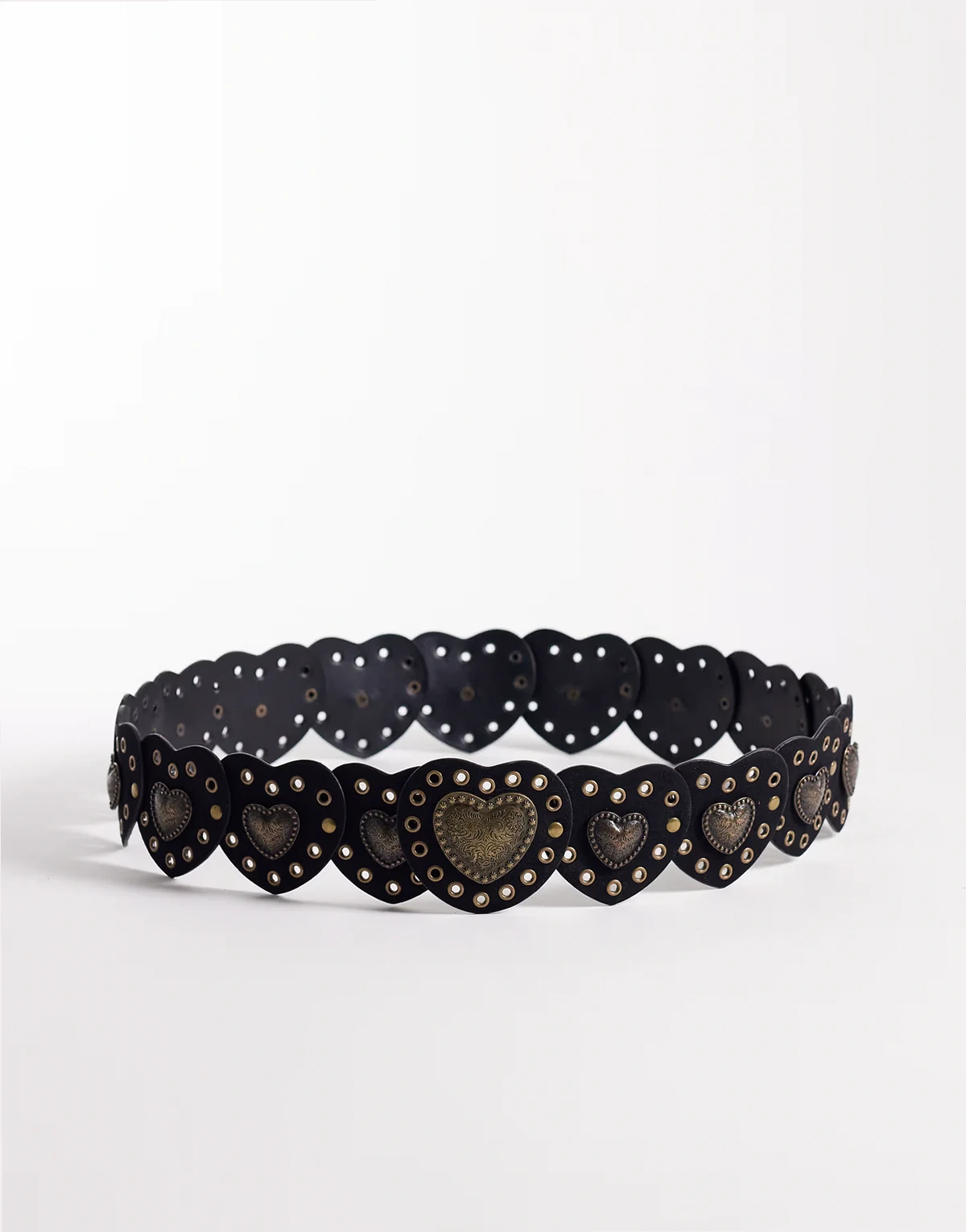 – Taillen- und Hüftgürtel aus schwarzem Wildlederimitat mit Metallbeschlägen in Herzform und Nietenbesatz