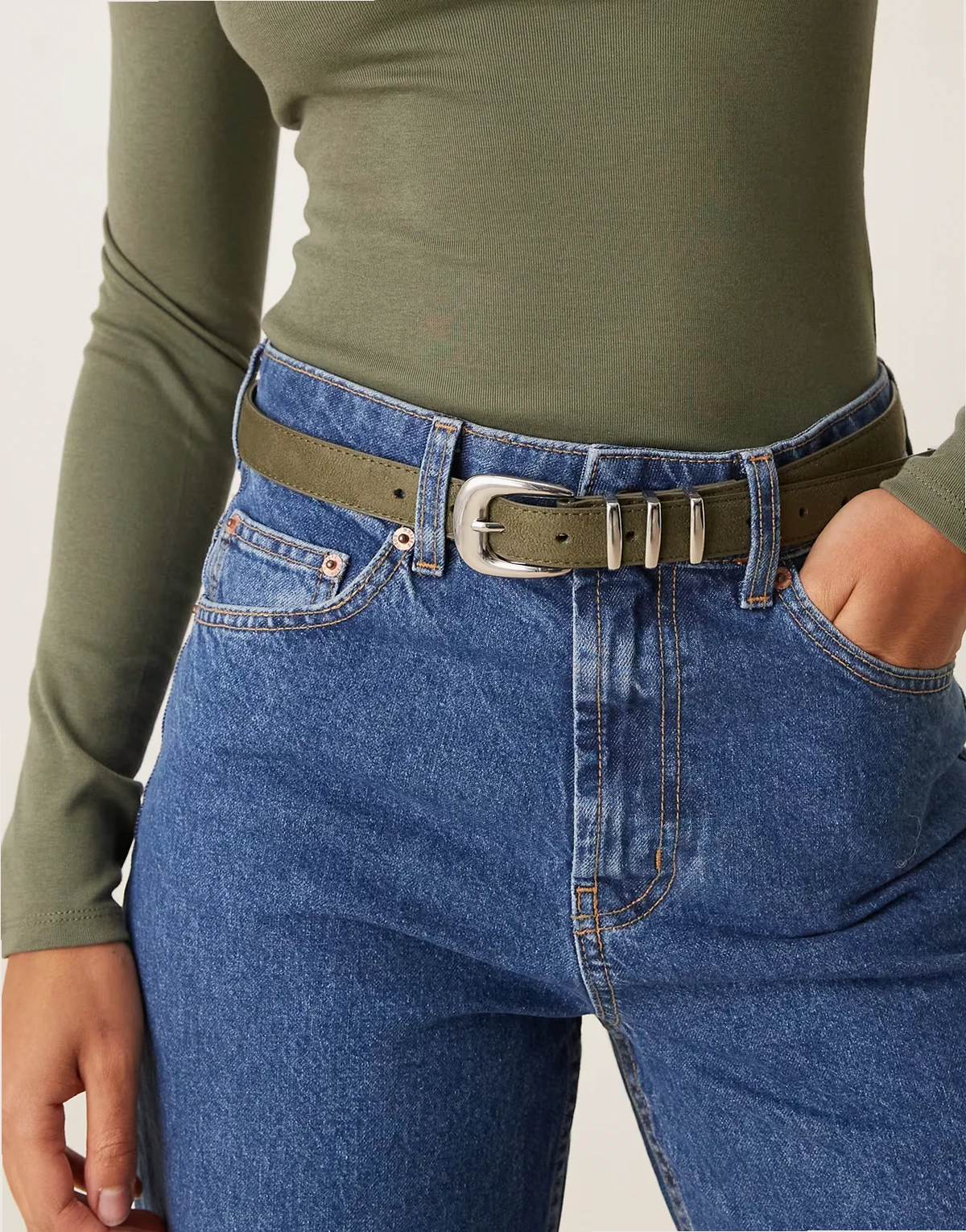 – Pasek na talię i biodra w kolorze zielonego khaki