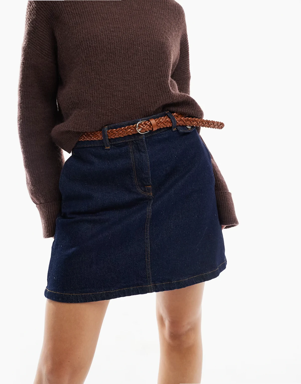 – Geflochtener Gürtel aus Kunstleder in Cognac