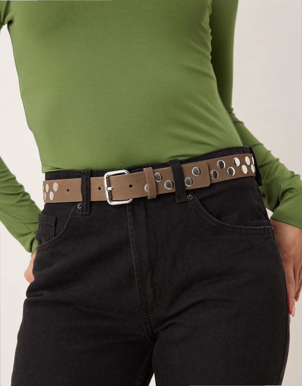 – Wildleder-Gürtel in Pilzbraun mit Nietenbesatz