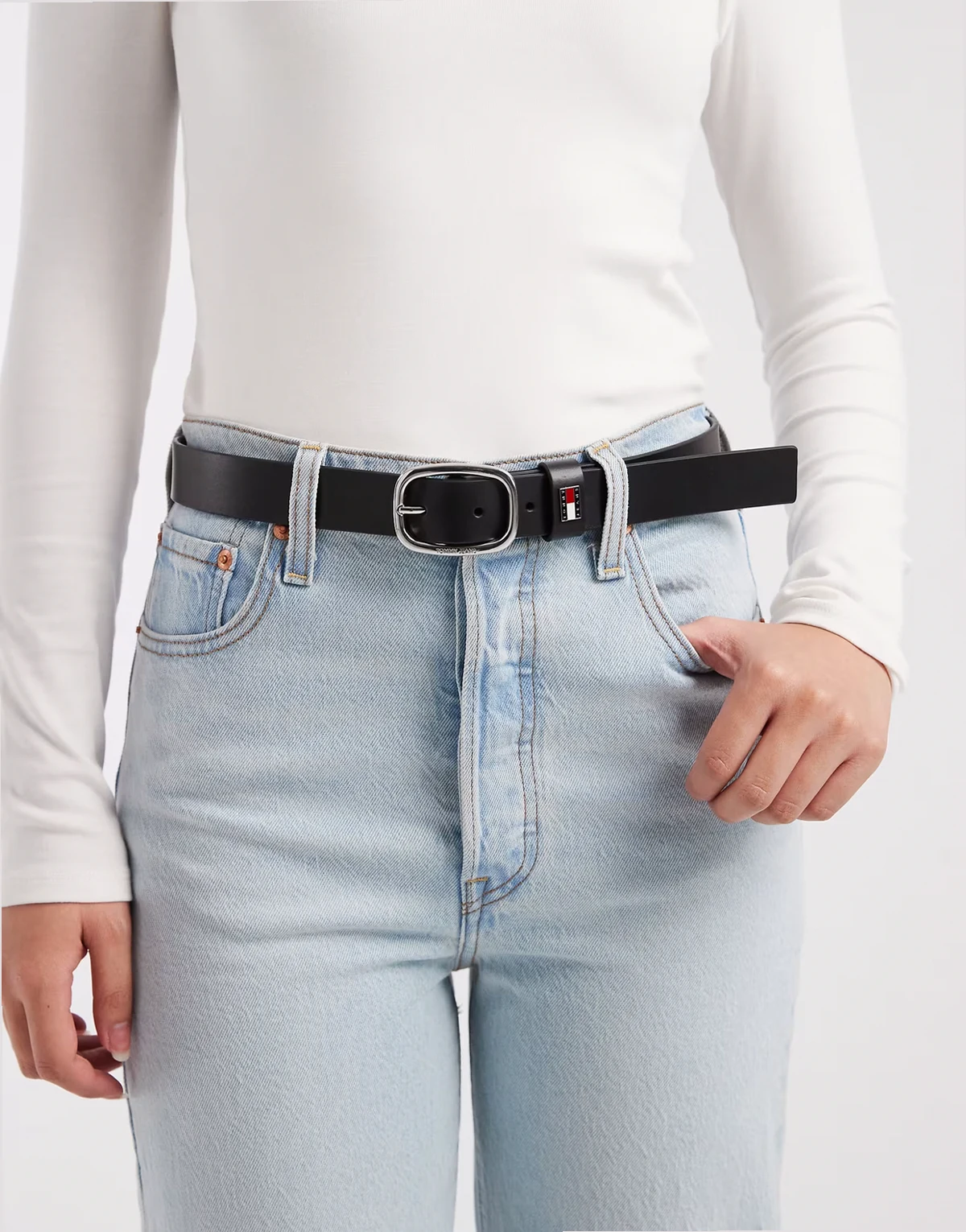 – Gürtel in Schwarz mit ovaler, silberfarbener Schnalle